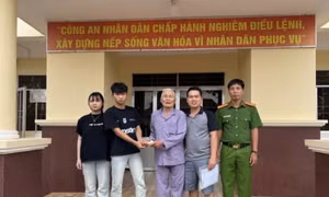 Hai bạn trẻ ở Cà Mau trả ví tiền nhặt được cho cụ ông 99 tuổi