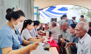 Chăm sóc sức khỏe người cao tuổi trước thách thức già hóa dân số