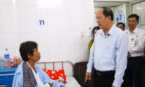 Bí thư Cà Mau Nguyễn Hồ Hải thăm người dân bị thương do lốc xoáy
