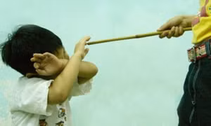 Vụ học sinh lớp 3 bị phụ huynh bạn cùng lớp đánh 10 roi: Dừng đứng lớp 2 giáo viên