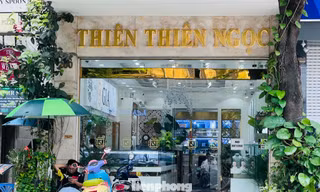Tiệm kim cương mở cửa, khách bán chờ cả năm mới được nhận tiền 