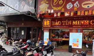 Cảnh tượng lạ trên 'phố vàng' Hà Nội