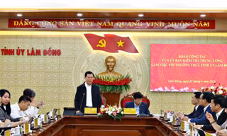 Ông Hồ Văn Mười - Chủ tịch UBND tỉnh Lâm Đồng, phát biểu tại buổi làm việc.