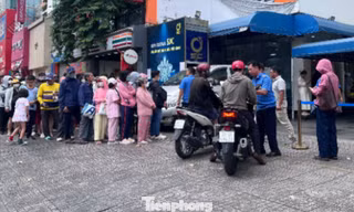 Xếp hàng mua vàng trước ngày vía Thần tài