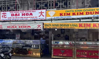 Cảnh khác lạ khi giá vàng giảm không ngừng