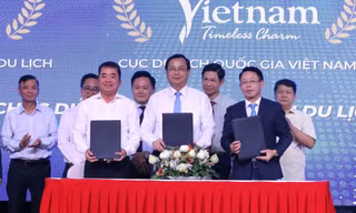 Báo Tiền Phong ký biên bản ghi nhớ về tổ chức Diễn đàn thường niên du lịch xanh Quốc gia 