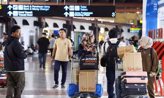 Núi lửa phun trào ở Indonesia, hơn 300 chuyến bay bị ảnh hưởng
