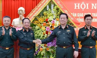 Đại tướng Nguyễn Trọng Nghĩa nhận bàn giao chức trách, nhiệm vụ từ Đại tướng Trịnh Văn Quyết 