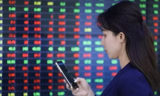 Chứng khoán rung lắc mạnh, dòng tiền săn cổ phiếu 'ngược sóng'