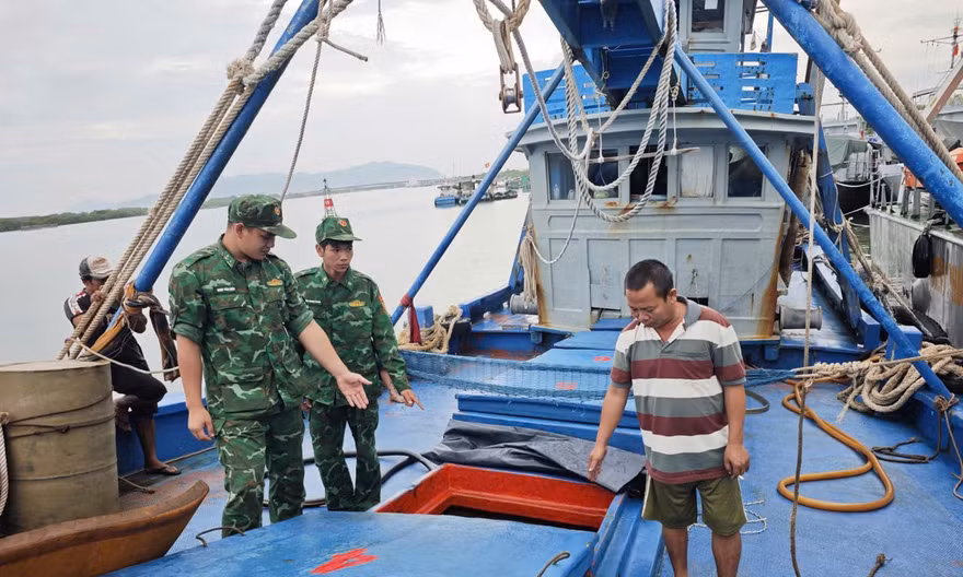 Bắt giữ tàu chở 50.000 lít dầu không rõ nguồn gốc