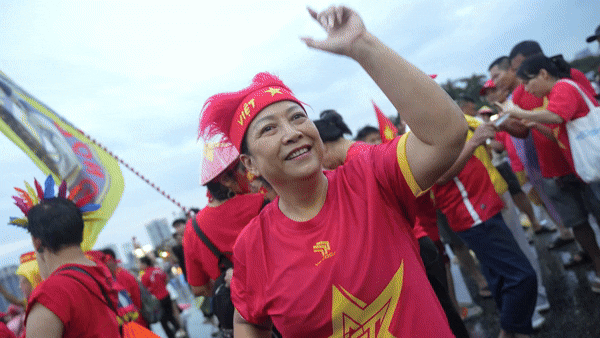 Cổ động viên 'mở hội' trước sân Mỹ Đình, tin Việt Nam thắng Malaysia