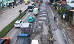 Ô tô chao đảo, tài xế run rẩy trên quốc lộ dày đặc ổ trâu, ô voi