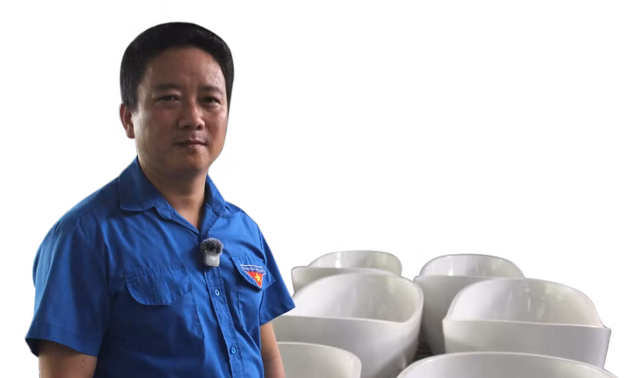 Anh Lưu Quang Hà bên sản phẩm bê tông nghệ thuật của Công ty