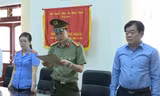 Ông Hoàng Tiến Đức (bên phải ngoài cùng). Ảnh cắt từ clip do công an cung cấp.