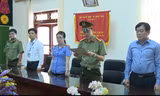 Ông Hoàng Tiến Đức, Giám đốc Sở GD&ĐT Sơn La (ngoài cùng bên phải) Ảnh cắt từ clip do công an cung cấp.