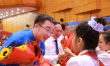Anh Lâm được tặng hoa