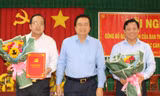 Đồng chí Phạm Văn Rạnh trao quyết định và chúc mừng các đồng chí Phạm Tấn Hòa, Nguyễn Minh Lâm