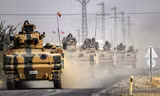 Xe tăng Thổ Nhĩ Kỳ tiến vào phía Bắc lãnh thổ Syria. Ảnh: AFP