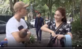 Vũ bắt gặp Dũng thân mật với mẹ con Thư