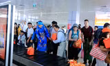Hãng hàng không cử “ông, bà Táo” tặng quà cho khách