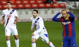 Braithwaite ôm đầu thất vọng sau khi đá hỏng penalty trước Eibar