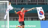 Son Heung Min ăn mừng chiến thắng ở ASIAD 18