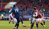 Tình huống hậu vệ Burnley để tay chạm bóng nhưng trọng tài không thổi phạt đền