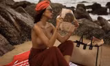 Diện bikini hở bạo xưa rồi, sao nữ này còn mê 'thả rông' bán nude khoe trọn trái đào tiên