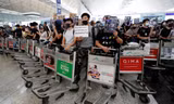 Người biểu tình tại sân bay Hong Kong. Ảnh: Reuters