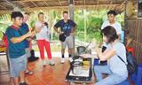 Khách quốc tế trải nghiệm làm bánh trên cồn Sơn