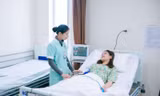 Nhiều người dân tham gia các loại hình bảo hiểm sức khỏe thương mại nên cần các loại khám chữa bệnh chất lượng cao. Ảnh: Hồng Vĩnh