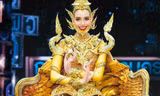 Hoa hậu Hòa bình Thái Lan mang trang phục dân tộc dát vàng sang Việt Nam