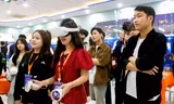 Bạn trẻ thích thú trải nghiệm công nghệ GenAI 2025 tại Đà Nẵng