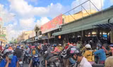 Người dân tập trung mua hàng tại chợ Dĩ An. Ảnh: H.C 