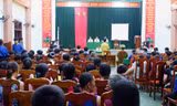 Phiên tòa giả định của sinh viên thu hút đông đảo người dân xã Hiệp Hòa. Ảnh: Thành Văn 