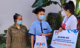 MC Quỳnh Hoa trao bảo trợ học tập cho Nhật Nam. Ảnh: NGÔ TÙNG