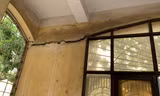 Tường phòng ký túc xá ĐH Giao thông vận tải bong tróc, nứt vỡ có thể rơi xuống bất cứ lúc nào. Ảnh: Nghiêm Huê