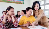 Cô giáo Rơ Lan Vy (bìa phải) 