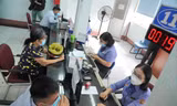 Người dân mua vé tàu Tết ở ga Sài Gòn. Ảnh: HỮU HUY