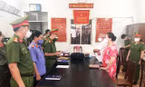 Cơ quan CSĐT Công an Phú Yên đọc lệnh bắt tạm giam bà Ngô Thị Điều về tội trốn thuế - ảnh Huyền Oanh 