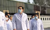 Bí thư Hà Nội Vương Đình Huệ thăm, kiểm tra khu điều trị Covid-19 Bệnh viện Đức Giang - Ảnh: Dân trí