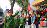 Thượng tá Bùi Văn Đang, Phó trưởng Công an quận Hoàn Kiếm trực tiếp chỉ đạo xử lý lấn chiếm vỉa hè. Ảnh: Trường Phong