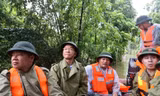 Phó Thủ tướng Lê Thành Long đi xuồng máy kiểm tra vùng ngập lũ ở Hà Nội