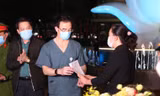 Giám đốc Bệnh viện Bạch Mai nhận quyết định hết cách ly phong tỏa từ lãnh đạo phường Phương Mai (quận Đống Đa) đêm 11/4. Ảnh: Hoàng Mạnh Thắng