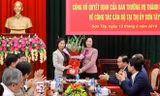 Phó Bí thư Thường trực Thành ủy Hà Nội Ngô Thị Thanh Hằng trao quyết định cho đồng chí Phạm Thị Thanh Mai (trái)