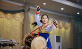 Một nữ nhân viên phục vụ tại nhà hàng Triều Tiên ở nước ngoài biểu diễn điệu múa truyền thống. Ảnh: Iamjssue