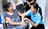 Hoa hậu Thiên Ân giản dị trong ngày trở về Long An, tự tay vào bếp chuẩn bị 400 suất ăn