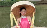 Hoa hậu Thanh Thủy khoe ảnh đón Tết sớm với áo dài cách điệu và nón ba tầm