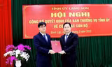 Lãnh đạo Tỉnh ủy Lạng Sơn trao Quyết định cho ông Nguyễn Văn Hà đảm nhiệm chức vụ Phó Bí thư Huyện ủy huyện Đình Lập -Ảnh: Duy Chiến 