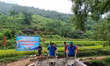 Giúp dân xây dựng nông thôn mới -Ảnh: PV